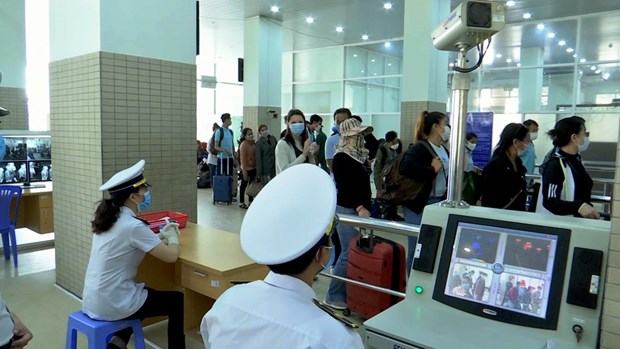 Baby with COVID-19 shows health improvement: official hinh anh 1