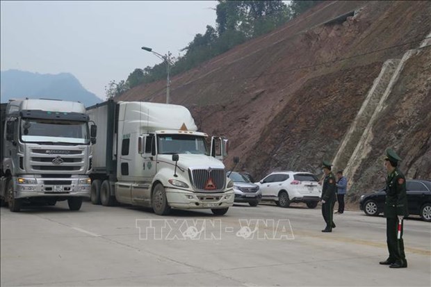 Hundreds of fruit trucks still jammed at border gates with China