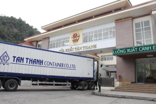 More Vietnam-China border crossings reopen to ease congestion hinh anh 1