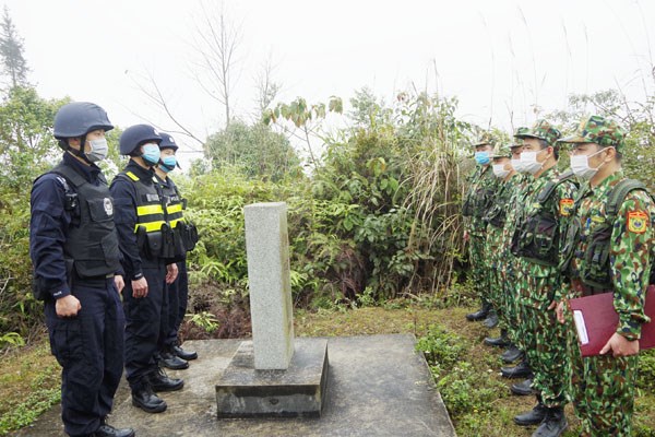 Border forces of Vietnamese, Chinese provinces hold joint patrol hinh anh 1