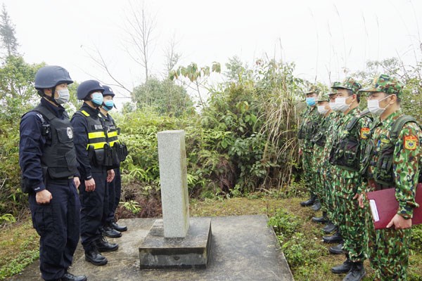 Border forces of Vietnamese, Chinese provinces hold joint patrol