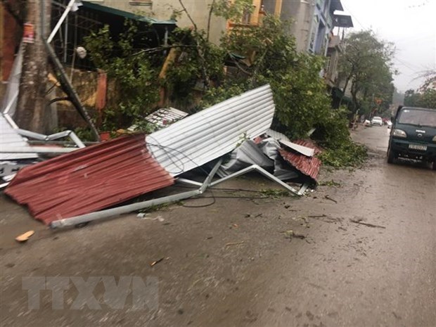 Whirlwinds, hailstorms cause serious damage to northern provinces hinh anh 1