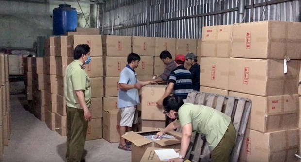 Over 1 million medical masks of unknown origin seized hinh anh 1