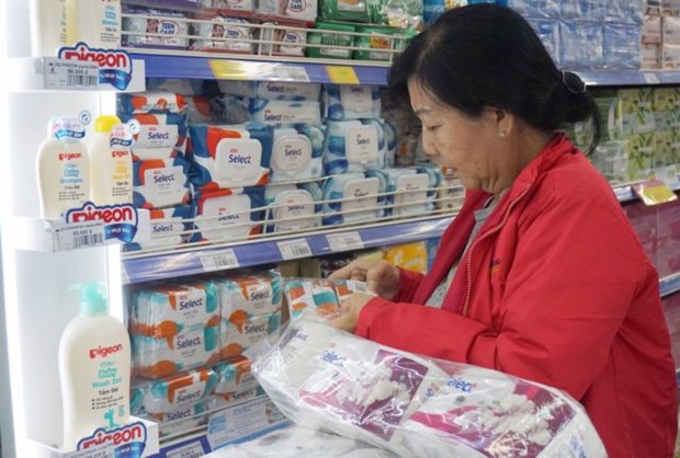 Consumer goods abundant, prices stable hinh anh 1