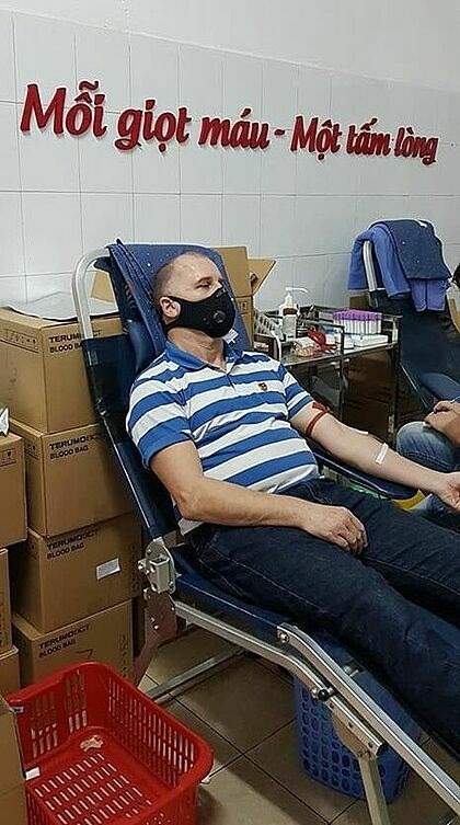 Foreigners respond to blood donation campaign amid COVID-19 outbreak hinh anh 1