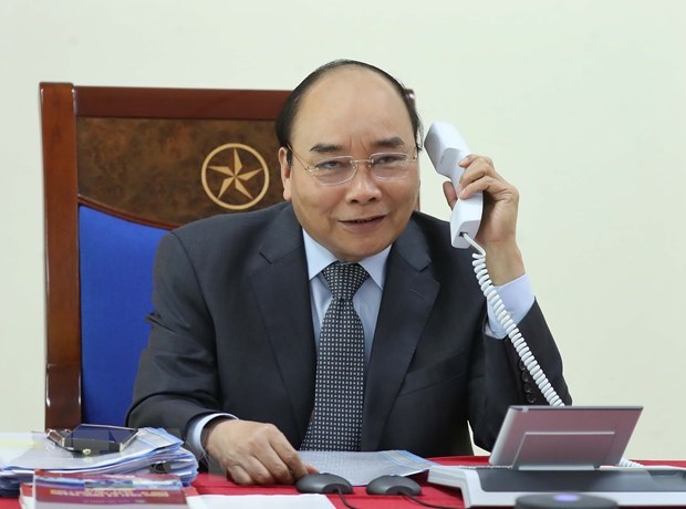 PM holds phone talks with Lao, Cambodian counterparts hinh anh 1