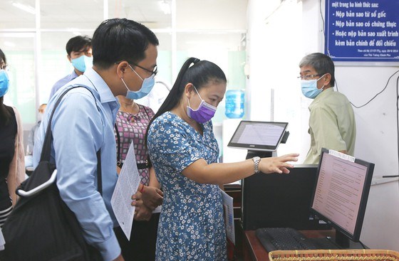 HCM City strengthens online services to keep public away from government offices hinh anh 1