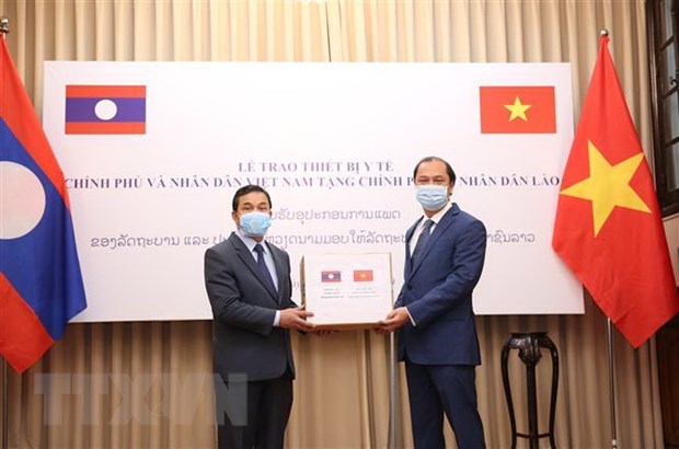 COVID-19: Vietnam presents medical equipment to Laos, Cambodia hinh anh 1