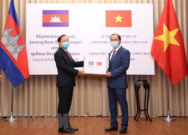 COVID-19: Vietnam presents medical equipment to Laos, Cambodia hinh anh 2