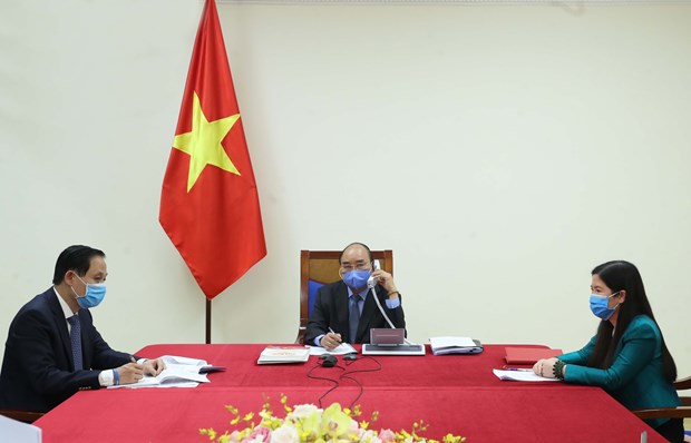 PM holds phone talks with Korean President on COVID-19 combat hinh anh 1