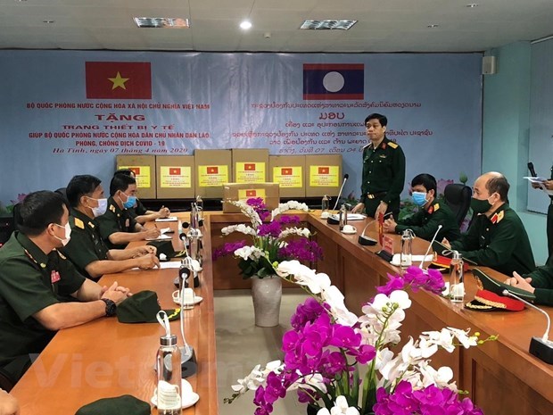 Vietnam send experts to help Laos fight COVID-19