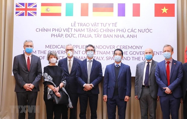 Vietnam presents masks to European countries, COVID-19 test kits to Indonesia