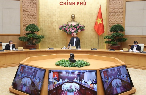 PM orders urgent solutions to difficulties caused by COVID-19 pandemic hinh anh 1