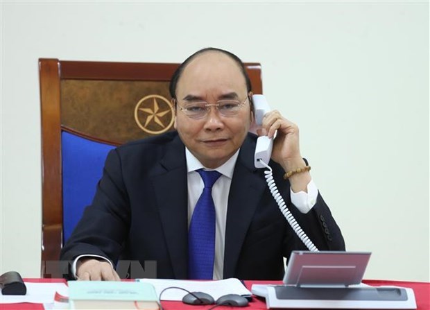 PM Nguyen Xuan Phuc talks on phone with Australian counterpart hinh anh 1