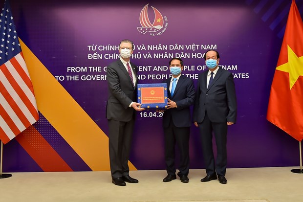 Vietnam presents antibacterial face masks to US hinh anh 1