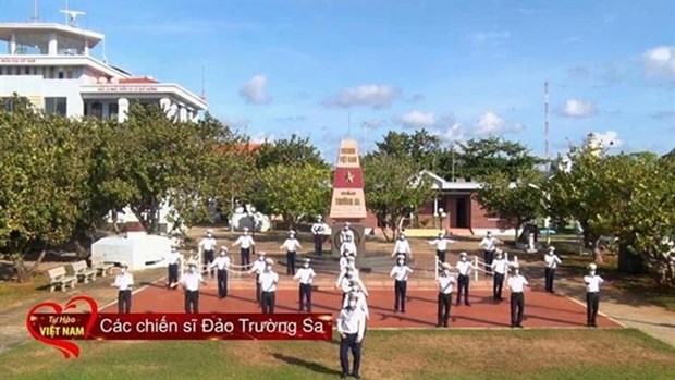 Truong Sa soldiers perform in COVID-19 music video hinh anh 1