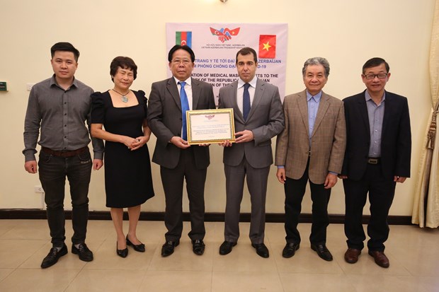 Vietnam presents 10,000 medical face masks to Azerbaijan people hinh anh 1