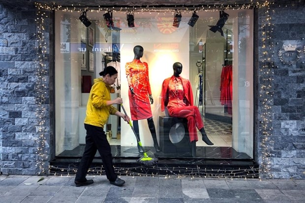 Hanoi bans non-essential services from early morning opening hinh anh 1