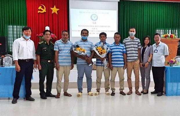 Indonesian sailors from sunken ship return home hinh anh 1