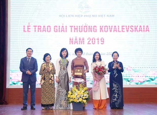 Female scientists honoured with Kovalevskaia Award hinh anh 1