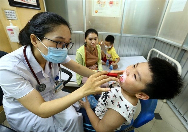 Prolonged hot weather causes health issues for Vietnamese people