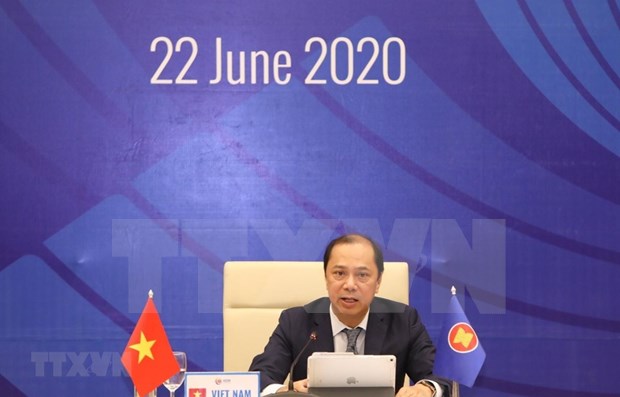 Vietnam leads ASEAN to deal with regional challenges: Deputy FM hinh anh 1