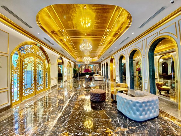Vietnam’s first gold-plated hotel opens in Hanoi hinh anh 1