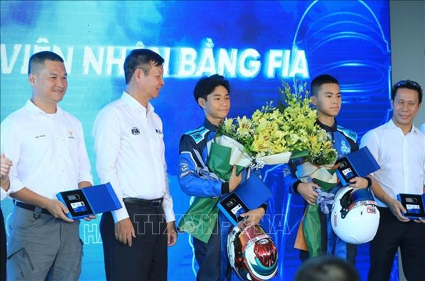 32 Vietnamese racing drivers receive licences hinh anh 1