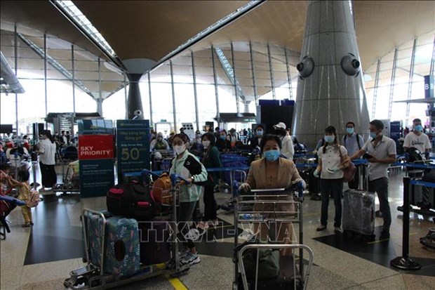 More than 300 Vietnamese citizens brought home from Malaysia hinh anh 1