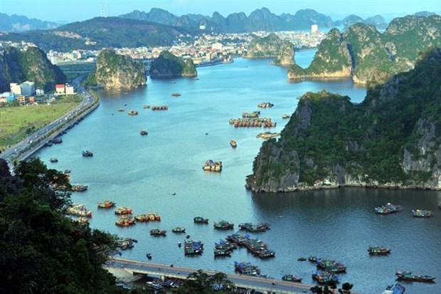 Ha Long Bay’s entrance fees reinvested to help infrastructure hinh anh 1