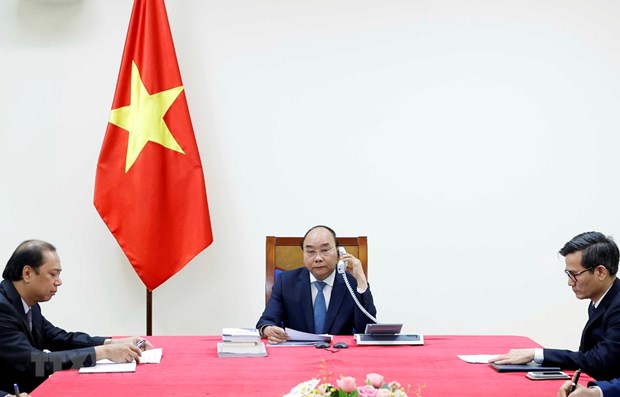 Vietnamese, Japanese PMs hold phone talks hinh anh 1