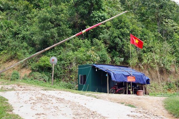 Son La border guards arrest six people for illegally entering Vietnam hinh anh 1