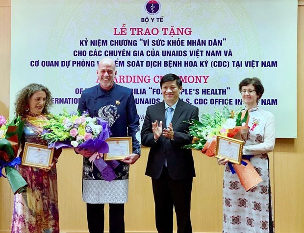Three foreign experts honoured for supporting health sector in Vietnam hinh anh 1