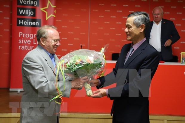 German journalist launches book on Ho Chi Minh’s political biography in Berlin hinh anh 2
