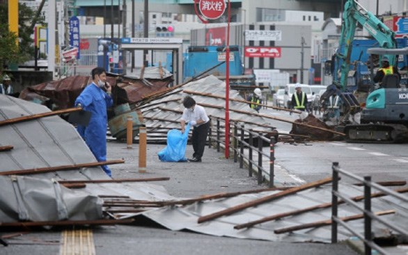 Authorities search for two Vietnamese apprentices missing in typhoon in Japan hinh anh 1