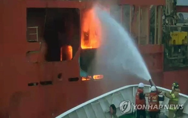 Fire breaks out on vessel in RoK waters with 10 Vietnamese on board hinh anh 1