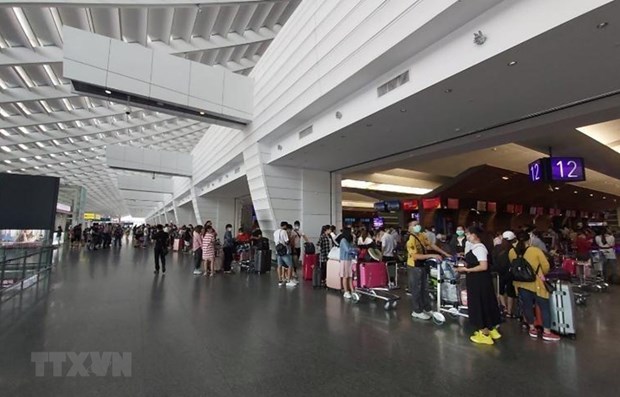 More than 240 Vietnamese citizens brought home from Malaysia hinh anh 1