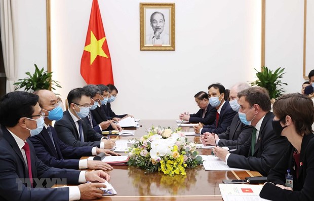 PM Nguyen Xuan Phuc hosts UK Ministers