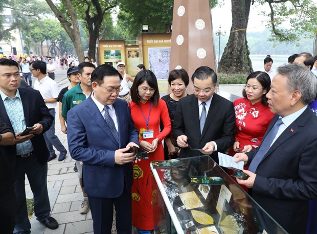 Exhibition spotlights Hanoi’s historical milestones hinh anh 1