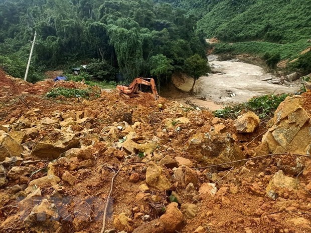 Bodies of 13 rescue team members pulled from landslide rubble hinh anh 1