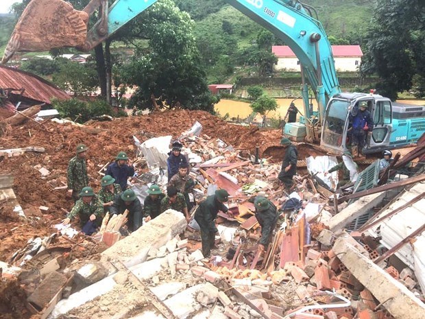 PM calls for greater efforts to overcome consequences of landslides in central region hinh anh 1
