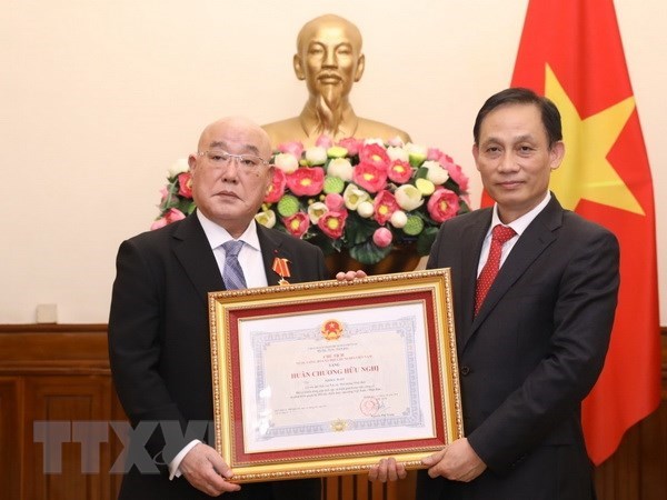 Friendship Order bestowed upon Special Advisor to Japanese PM hinh anh 1