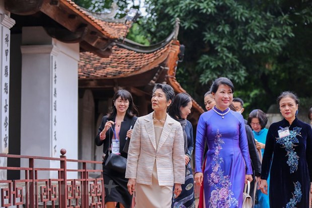 Wife of Japanese PM visits Temple of Literature, Vietnamese Women’s Museum hinh anh 1