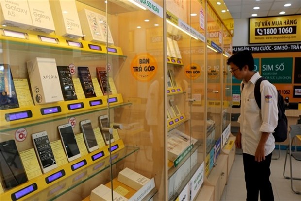Mobile phone retailers shift to other services as market saturated hinh anh 1