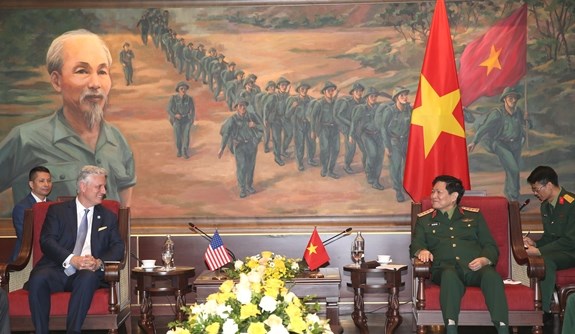 Defence minister hosts US National Security Advisor hinh anh 1