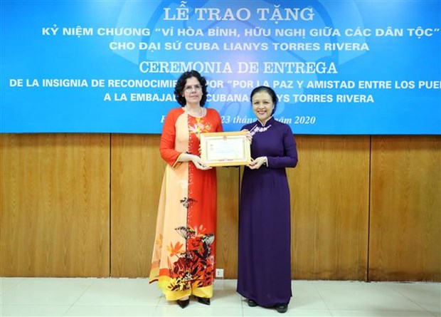 Cuban Ambassador receives “For peace and friendship among nations” insignia hinh anh 1