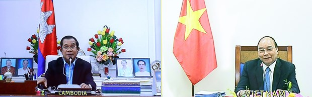 Vietnamese, Cambodian PMs hold online talks to intensify relations hinh anh 2