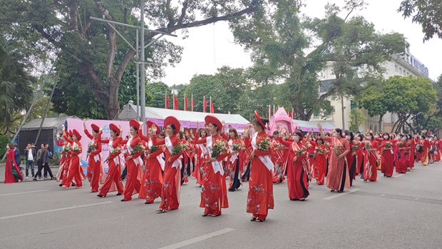 Hundreds parade in Hanoi to show off beauty of