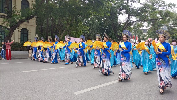 Hundreds parade in Hanoi to show off beauty of