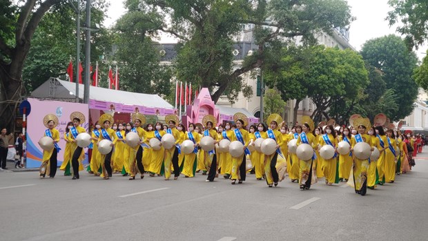 Hundreds parade in Hanoi to show off beauty of